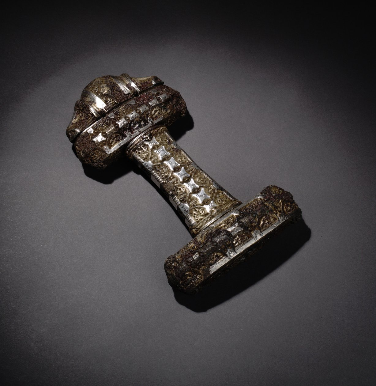 Svärdsfäste, från Eigg, Skottland (brons, silver, förgylld och niello) av Viking