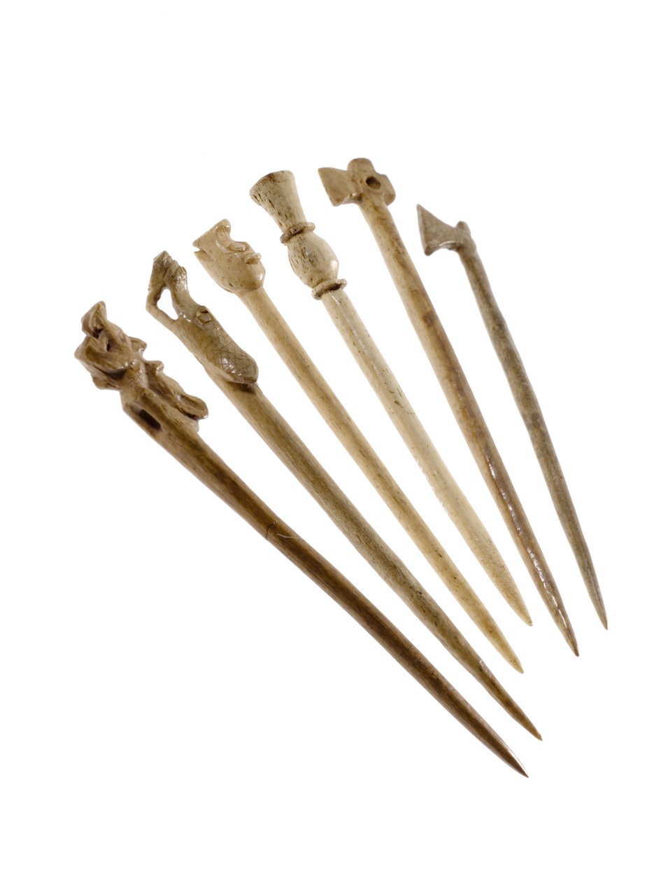 Klänningsnålar eller hårnålar med djurhuvud, från Jarlshof, Shetland, 850-1100 AD (ben) av Viking Viking