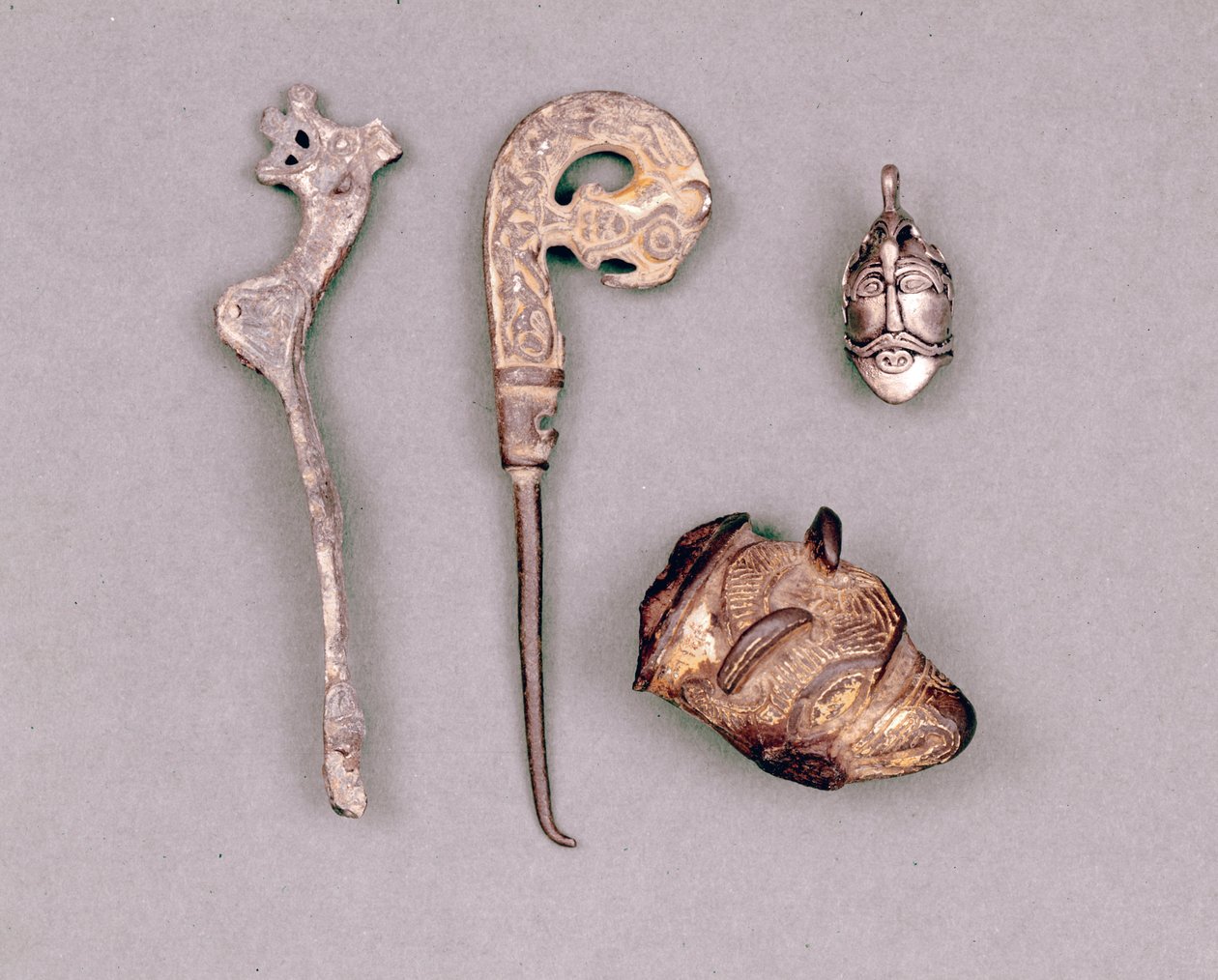 Olika apparater och vikingajuveler, uppe till höger, en representation av gudomen Oden. Stockholm, Historiska Museet av Viking Viking