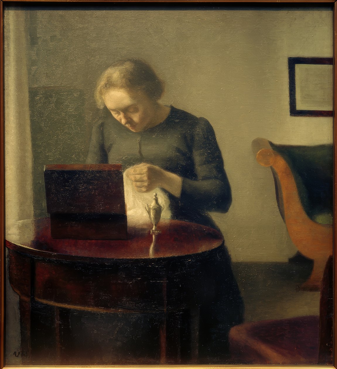 Konstnärens fru vid sybordet av Vilhelm Hammershoi