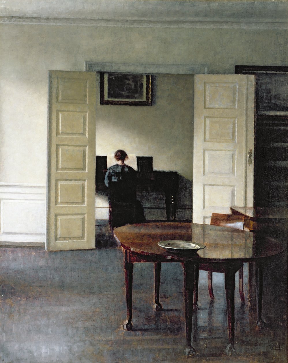 En interiör med en kvinna som spelar piano, 1910 av Vilhelm Hammershoi
