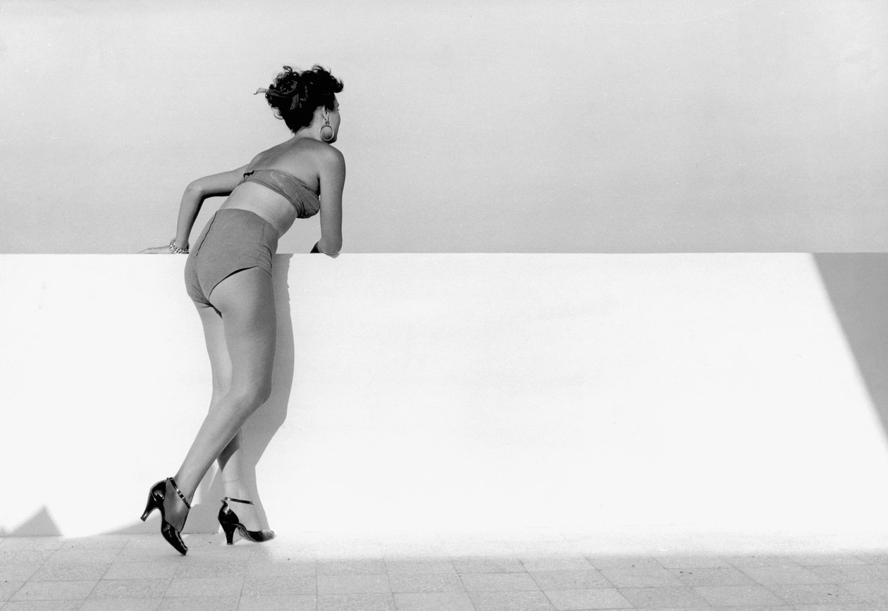 "Bather", kvinna i baddräkt, ca 1955 (silvergelatintryck) av Vincenzo Balocchi