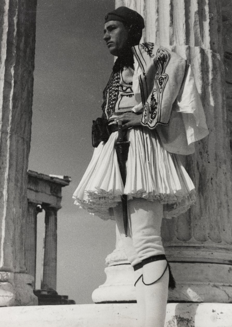 Grekisk soldat på Akropolis, Aten, från "Aegean Cruise - Zara, Athens, Rhodes and Tripoli Album av Vincenzo Balocchi