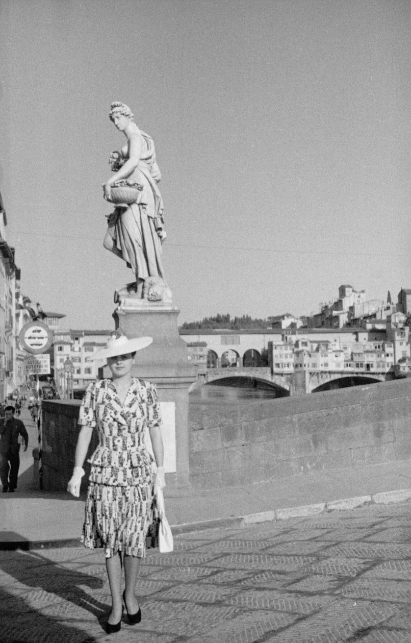 Modell poserar på Santa Trinita-bron i Florens under en fotosession, 2-3 juni 1941 (svartvitt foto) av Vincenzo Balocchi