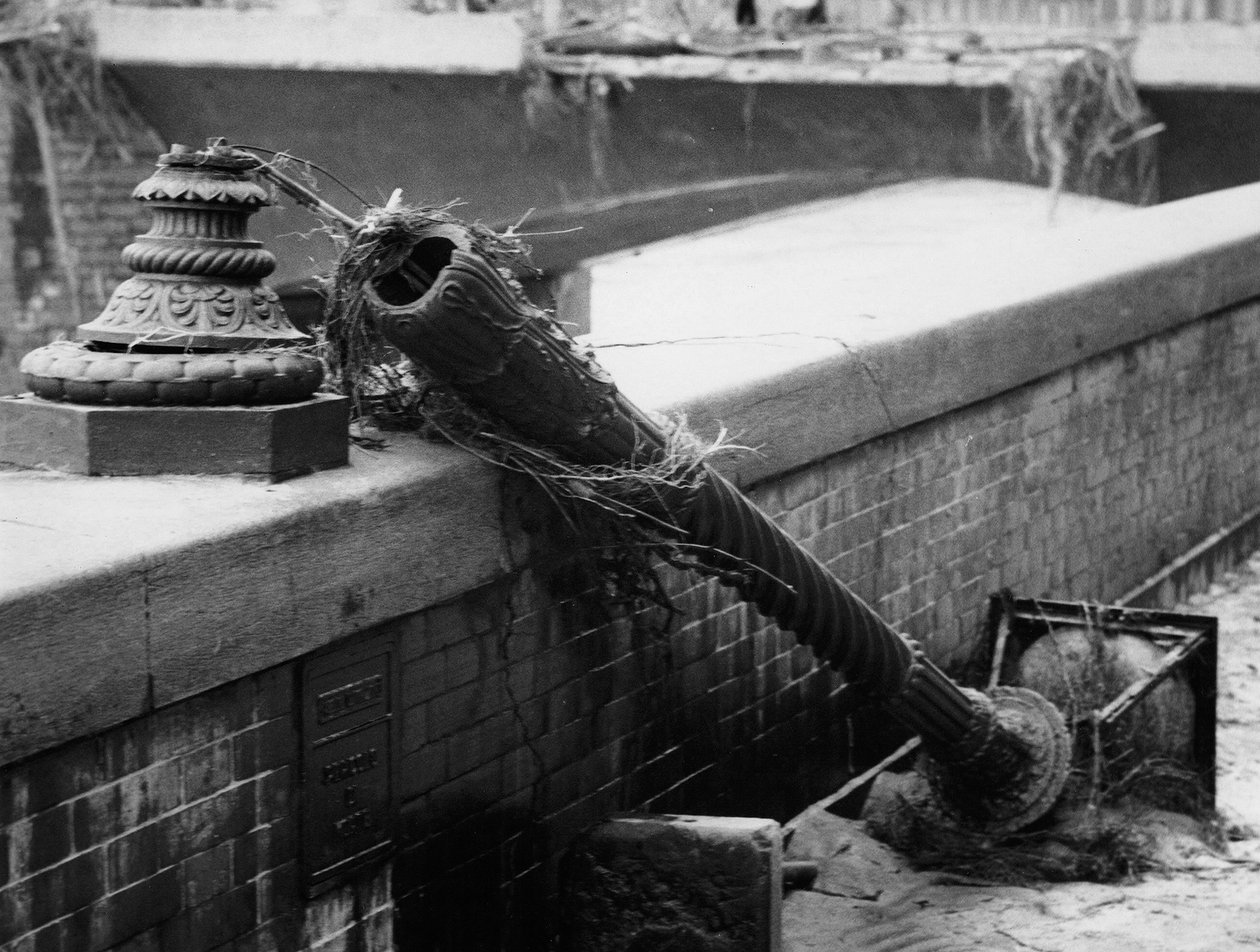 Gatlykta som slogs sönder av vattenmassorna i Florens, november 1966 (svartvitt foto) av Vincenzo Balocchi