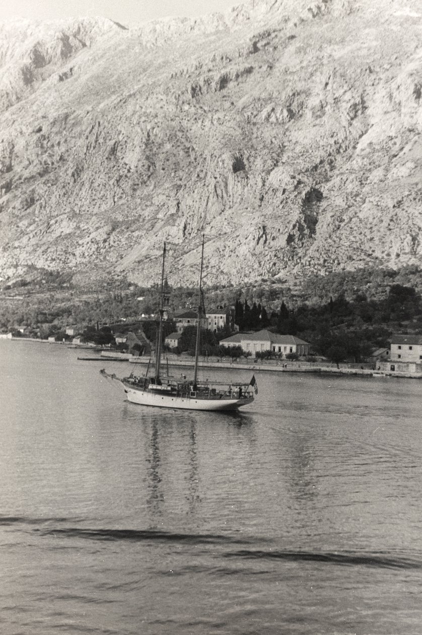 Hertigen av Aostas segelbåt utanför Kotors kust i Kroatien, från albumet "Korfu, Aten och Kotorbukten av Vincenzo Balocchi