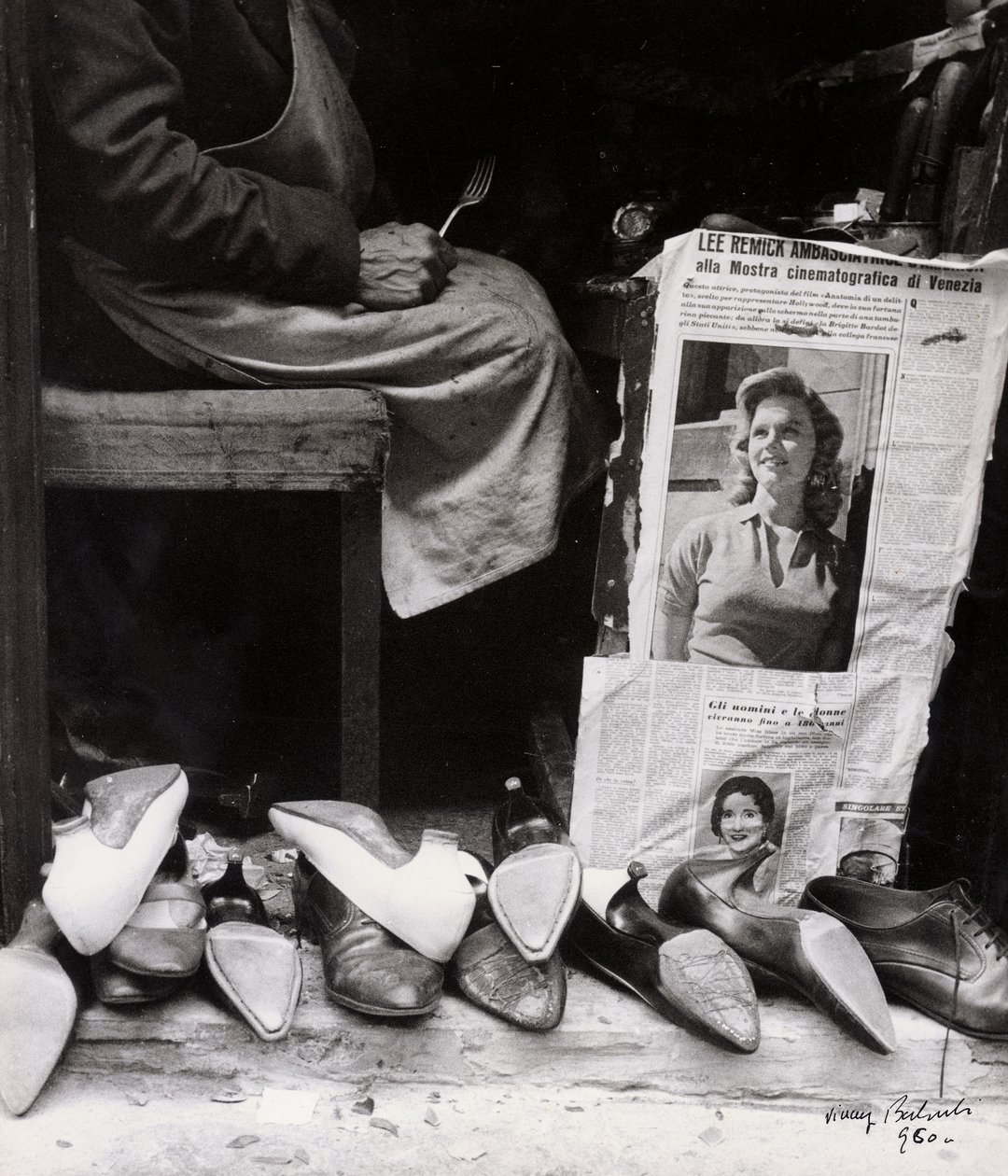 Skomakaren (svartvitt foto) av Vincenzo Balocchi