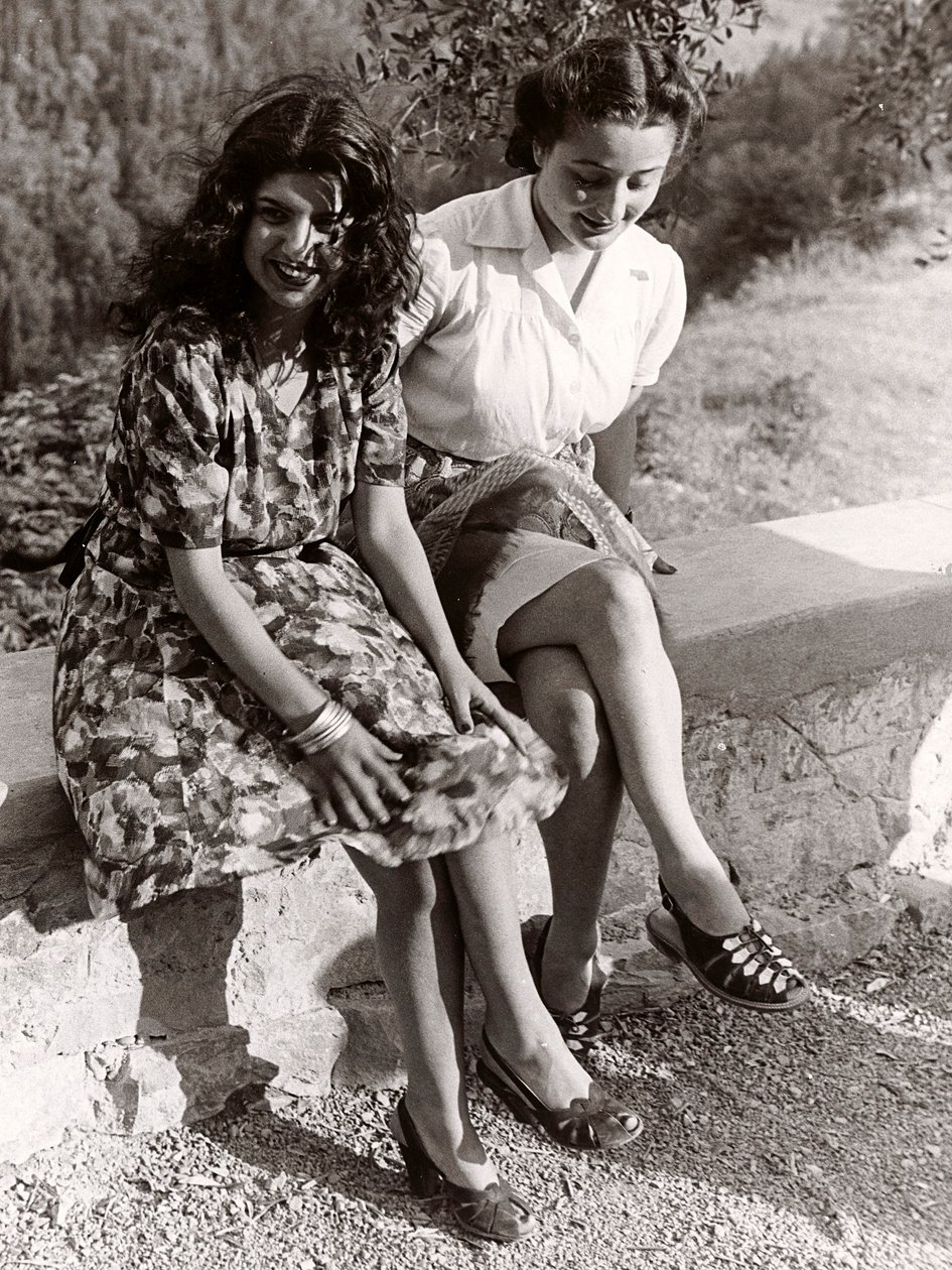 Två flickor sittande på en vägg, Italien, ca 1940 (svartvitt foto) av Vincenzo Balocchi