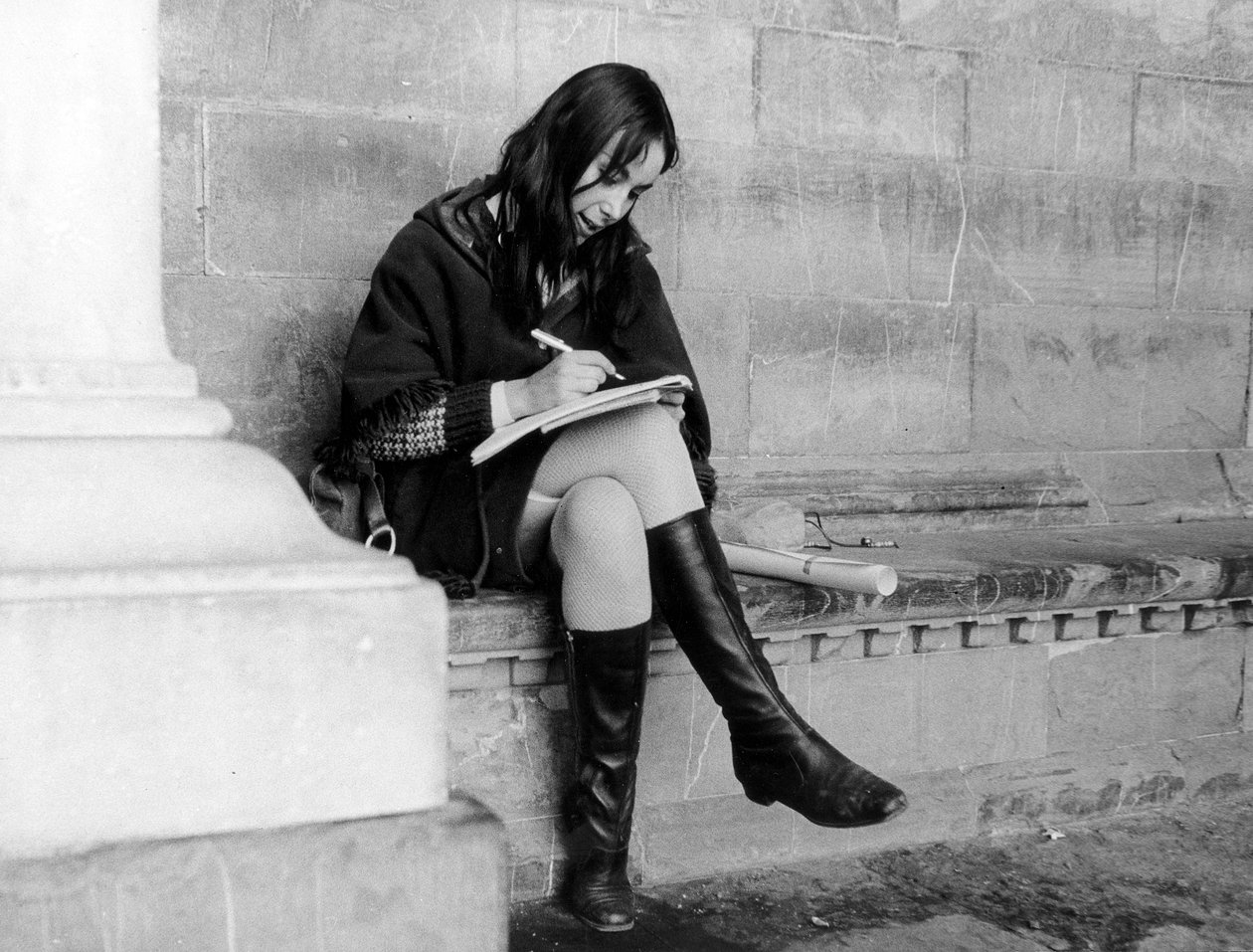 Ung kvinna skriver under Loggia del Lanzi i Florens, ca 1965 (svartvitt foto) av Vincenzo Balocchi