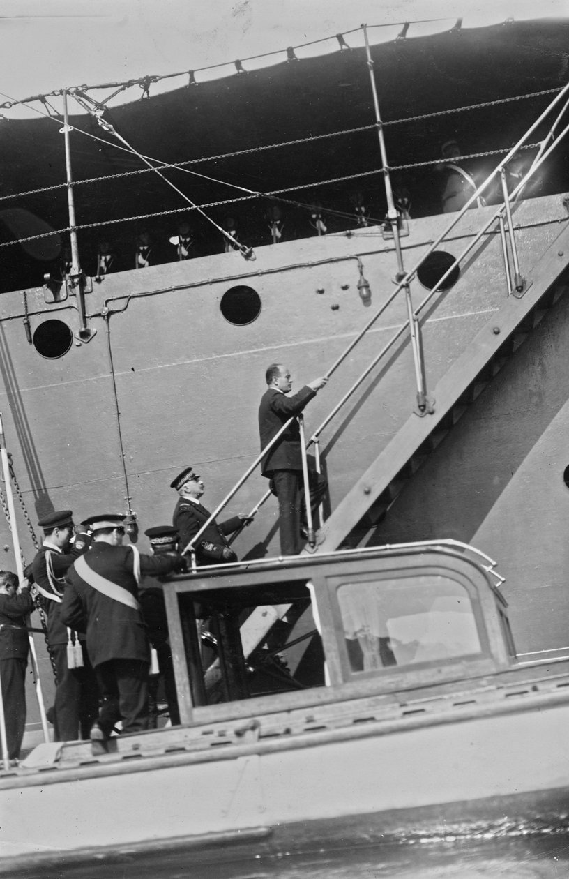 Album "Duce": Benito Mussolini i civila kläder på stegen på Real Ferruccio-skeppet i hamnen i Gaeta (s/v foto) av Vincenzo Pignatiello