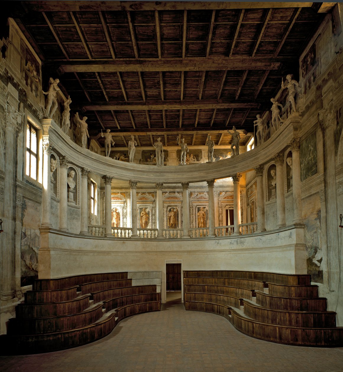 Renässansarkitektur: utsikt över den olympiska teatern (teatro olimpico) designad av arkitekten Vincenzo Scamozzi (1552-1616) 1588-1590 Sabbioneta, Italien av Vincenzo Scamozzi