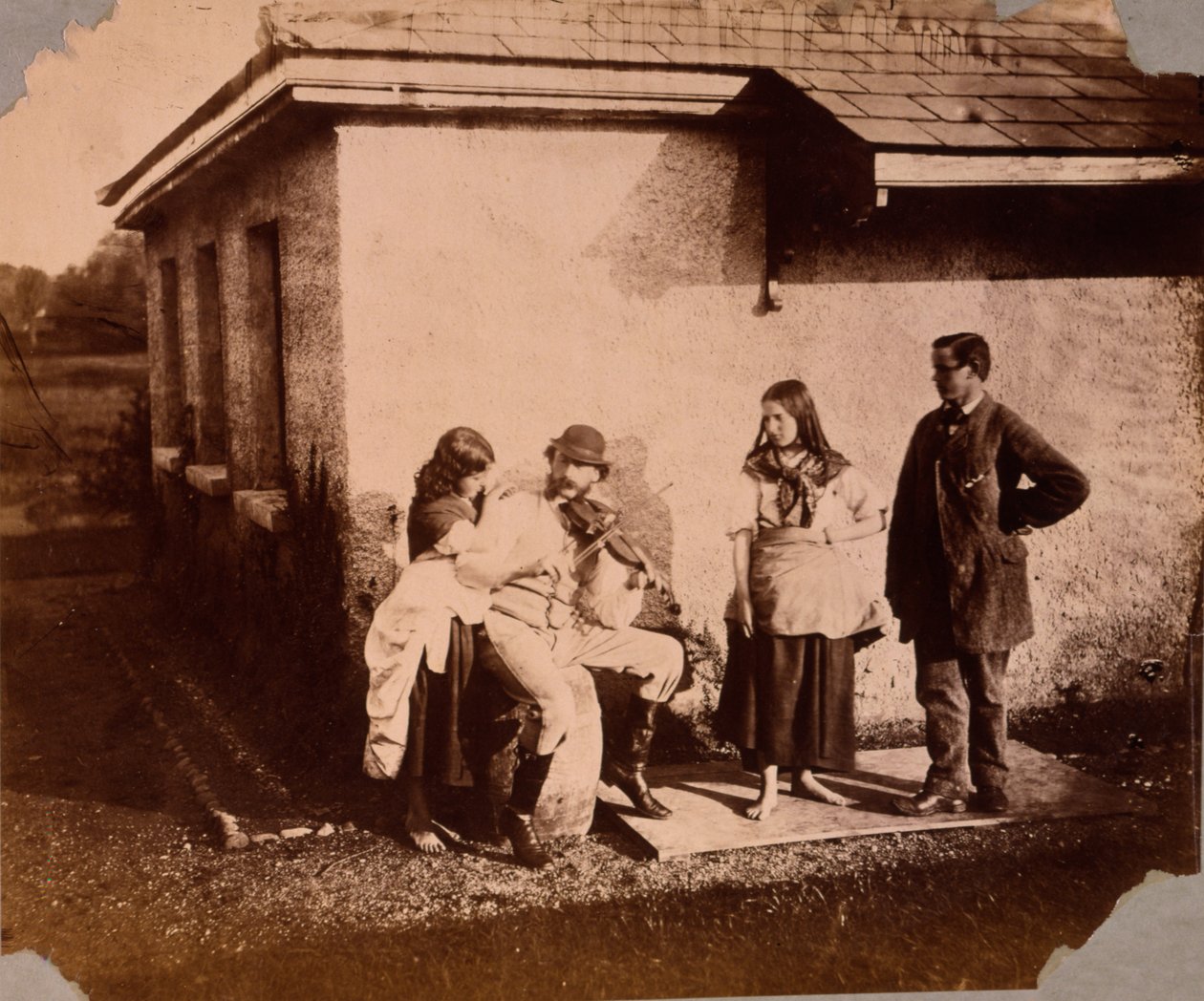 Barn lyssnar på en man som spelar fiol, ca 1859-61 av Viscountess Hawarden
