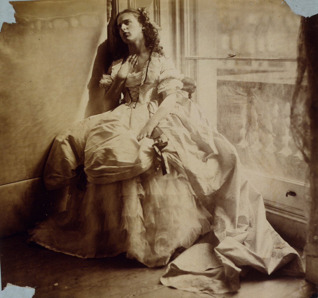 Studie av en flicka som sitter vid ett fönster, ca 1855-65 av Viscountess Hawarden