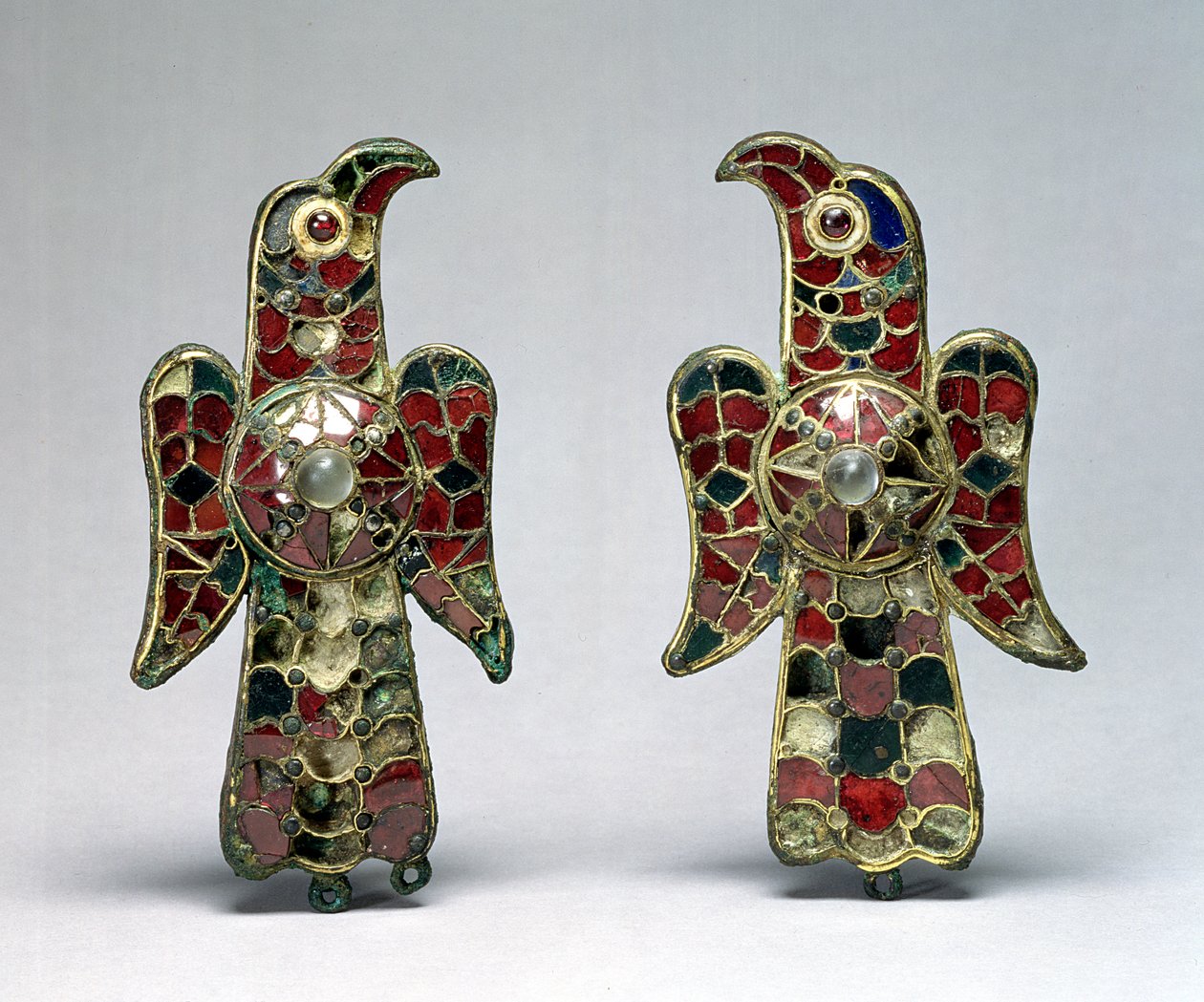 Två örnformade fibulae, upptäckta på en kyrkogård i provinsen Badajoz, Spanien, 600-talet (förgylld brons, granater och bergskristall) av Visigothic