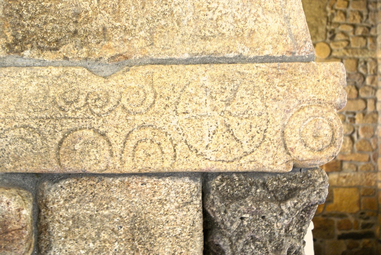 Visigotiska sniderier i kapellet i São Pedro de Balsemão, Sé, Lamego, Portugal ca 599 (granit) av Visigothic