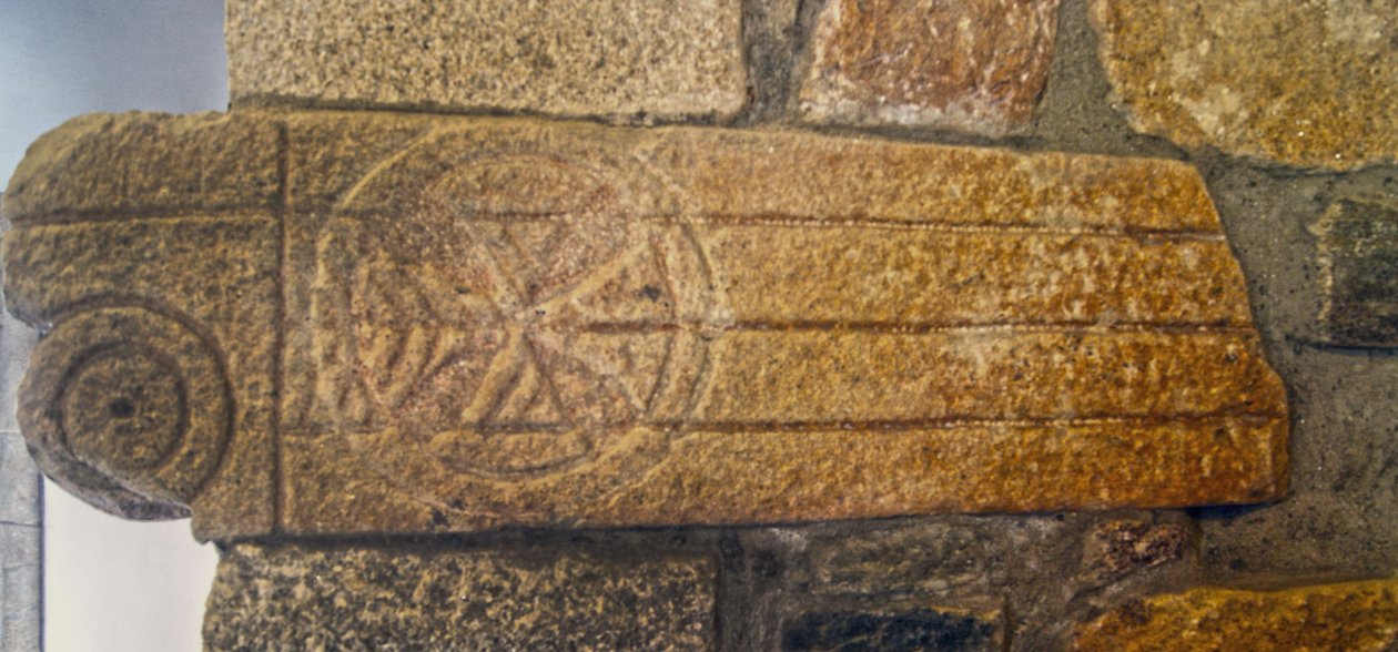 Visigotiska sniderier i kapellet i São Pedro de Balsemão, Sé, Lamego, Portugal ca 599 (granit) av Visigothic