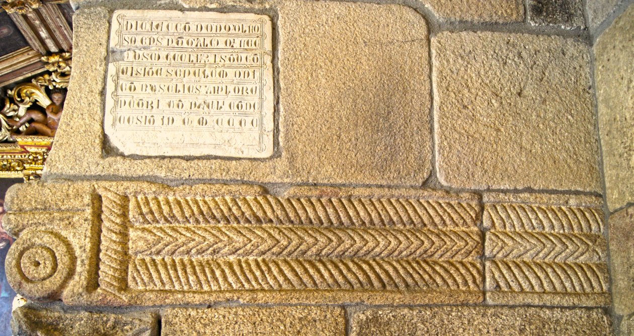 Visigotiska ristningar i kapellet i São Pedro de Balsemão, Sé, Lamego, Portugal ca 599 (granit) av Visigothic