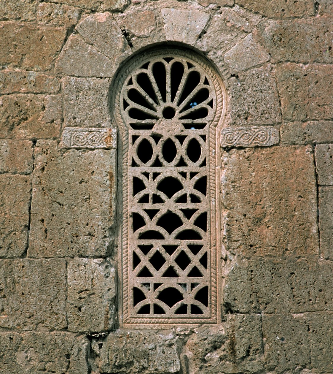 Fönster med tracery, från Basilica de San Juan Bautista, byggd 661 av Visigothic