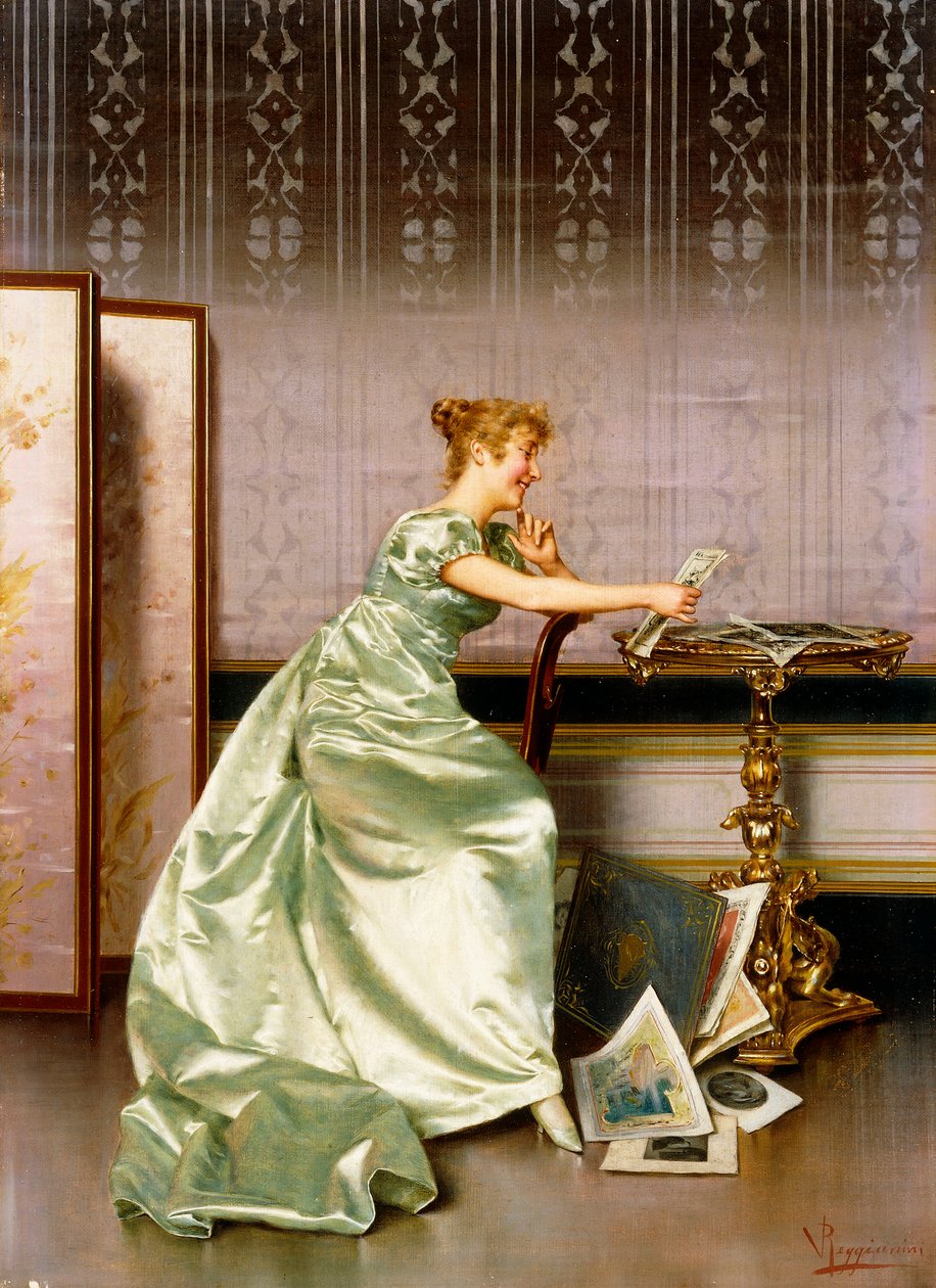 En elegant dam som beundrar en portfölj med tryck av Vittorio Reggianini