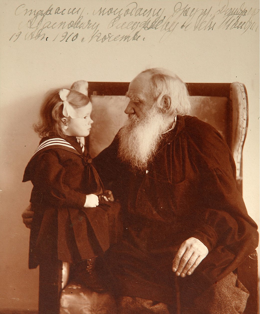 Författaren Leon Tolstoy med sitt barnbarn Tatiana i Yasnaya Polyana, 1910 (bw foto) av Vladimir Grigorievich Chertkov
