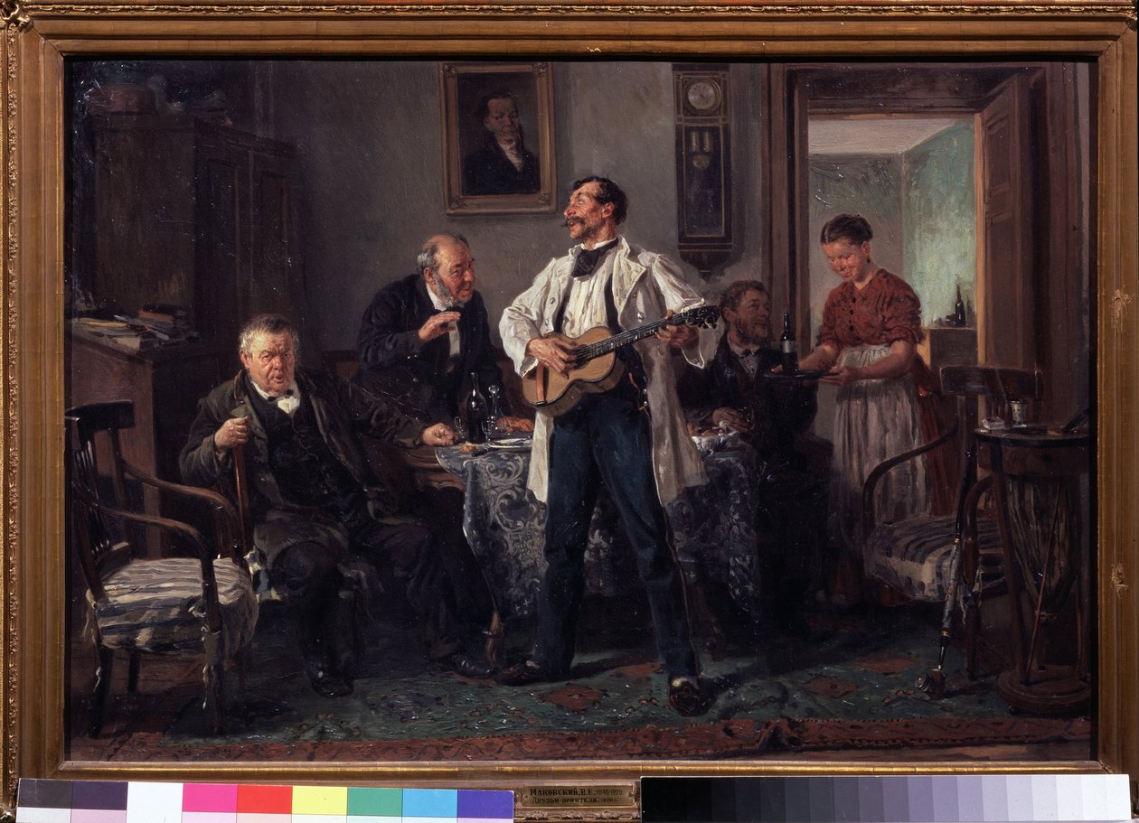 Kompisar. Samlade runt ett bord i ett vardagsrum lyssnar de på en gitarrist som sjunger medan en kvinna ger dem en ny flaska vin. Målning av Vladimir Yegorovich Makovsky (Makovsky, Makovskij) (1846-1920), olja på t. av Vladimir Egorovic Makovsky