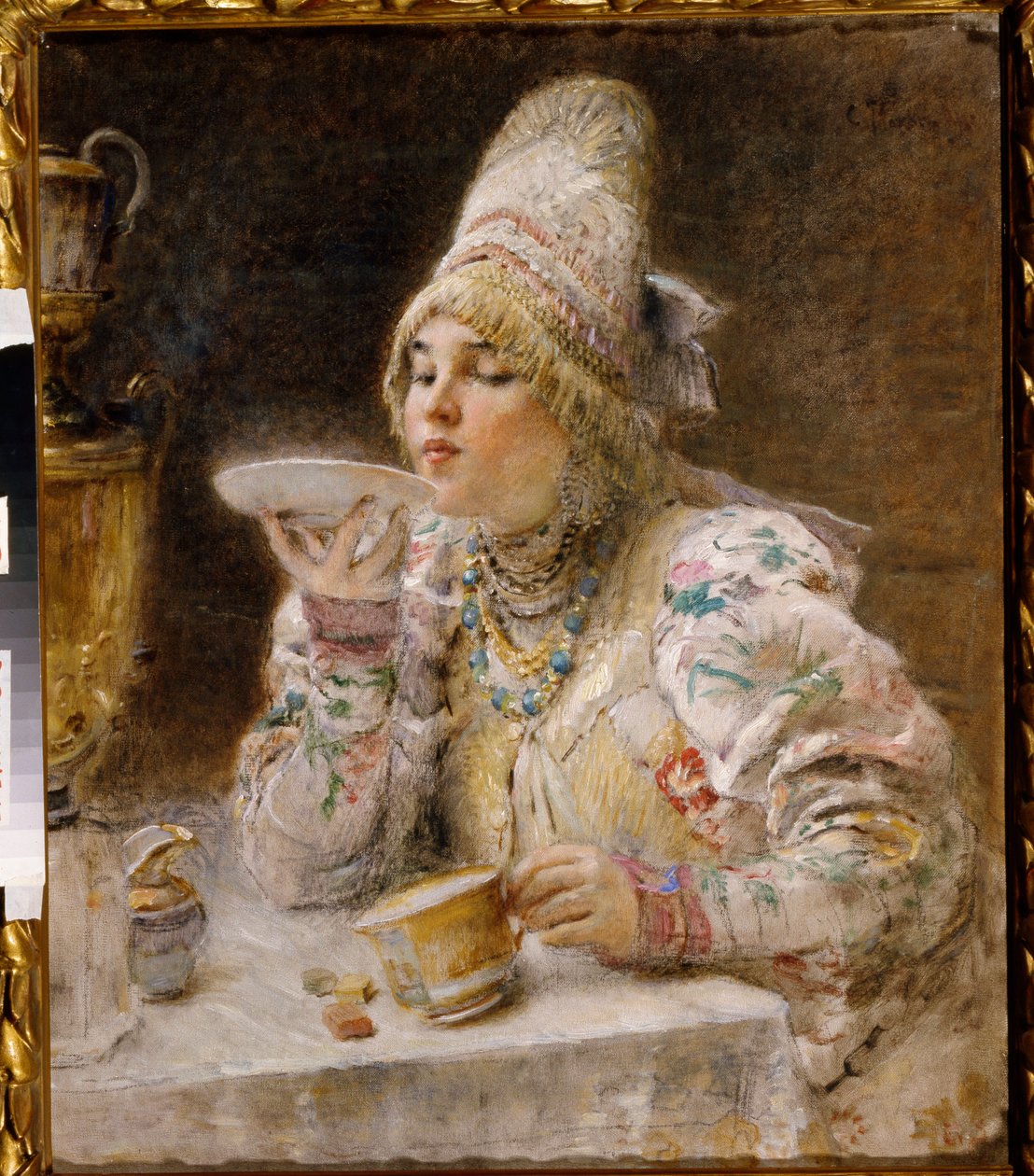Dags för te. (En Boyar-kvinna (boiard, boiar), i hertigdömet Moskvas traditionella klädsel och huvudbonad, sitter nära en samovar och dricker teet som hon har hällt i fatet på sin kopp). Målning av Konstantin Yegorovich Makovsky (Constantin Mako av Vladimir Egorovic Makovsky