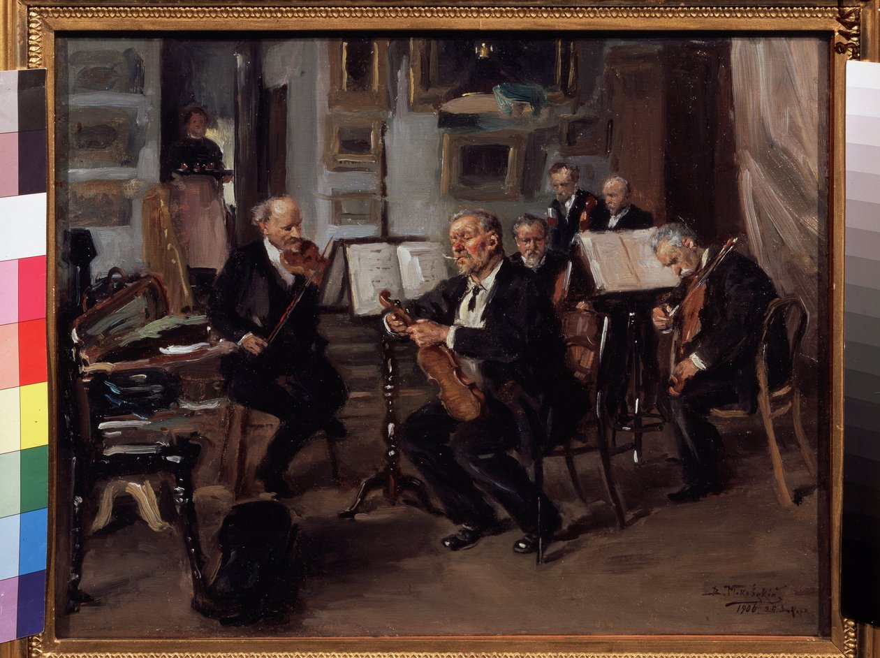 Musikalisk kväll. Musiker förbereder sig för att ge en konsert, de stämmer sina instrument mellan instrumentfodral och notblad. Målning av Vladimir Yegorovich Makovsky Makovsky (Makovsky, Makovskij) (1846-1920), olja s av Vladimir Egorovic Makovsky