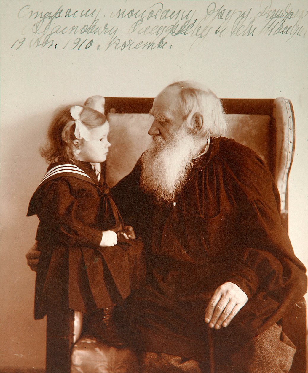 Den ryske författaren Leo Tolstoj med sitt barnbarn Tatiana, Yasnaya Polyana, Ryssland, c1910. av Vladimir Grigorievich Chertkov