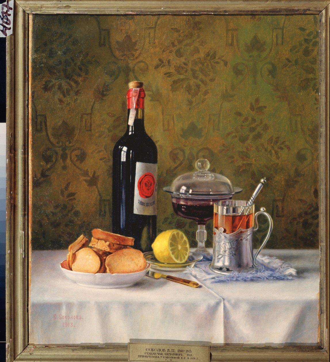 Ett glas te. Fortfarande liv. (På en vit duk, med skorpor, en halv citron, en behållare för sylten och en flaska vin). Målning av Vladimir Pavlovich Sokolov (1860-1913), olja på duk av Vladimir Pavlovich Sokolov