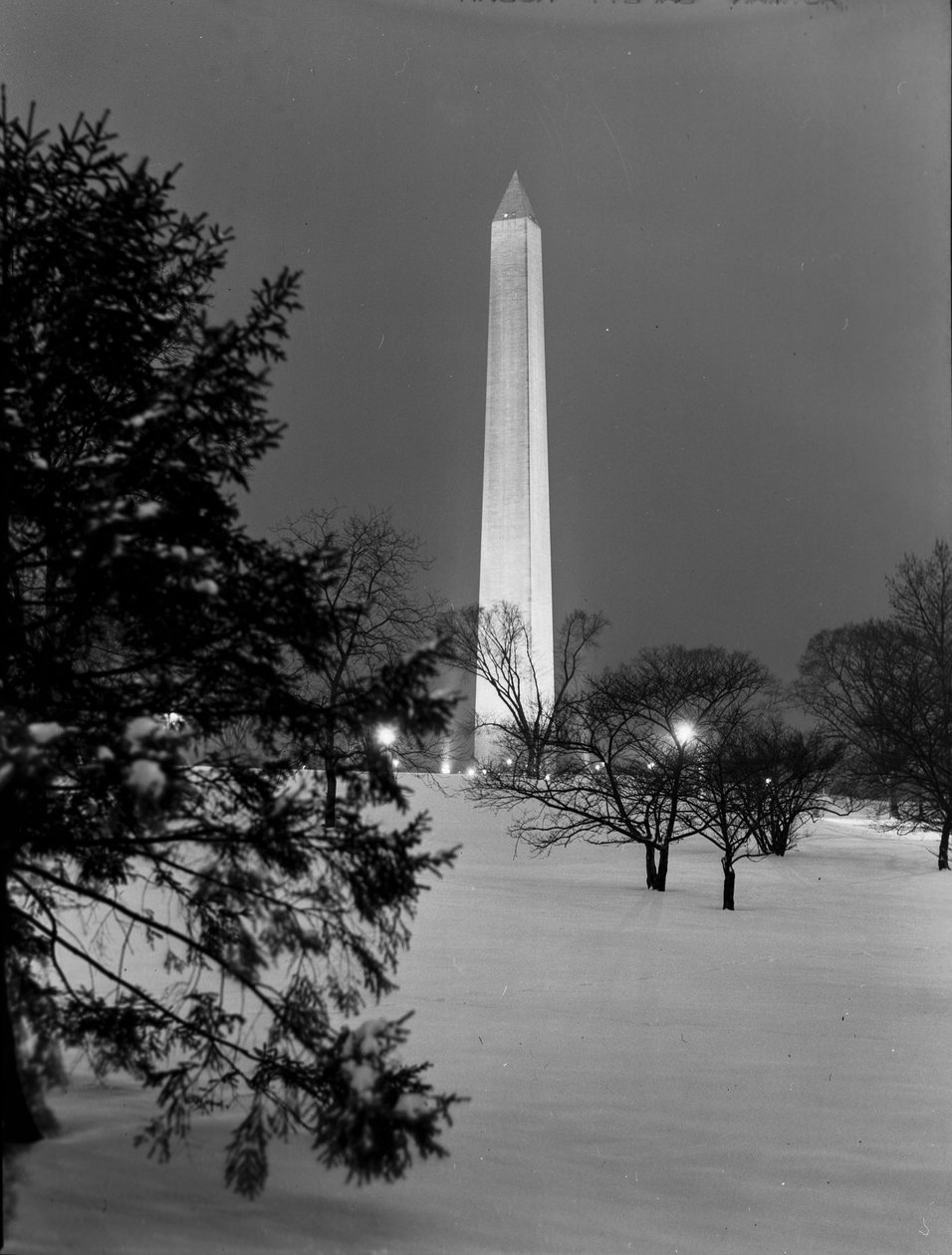 Washington Memorial efter snöfall, Washington By Night av Volkmar Wentzel