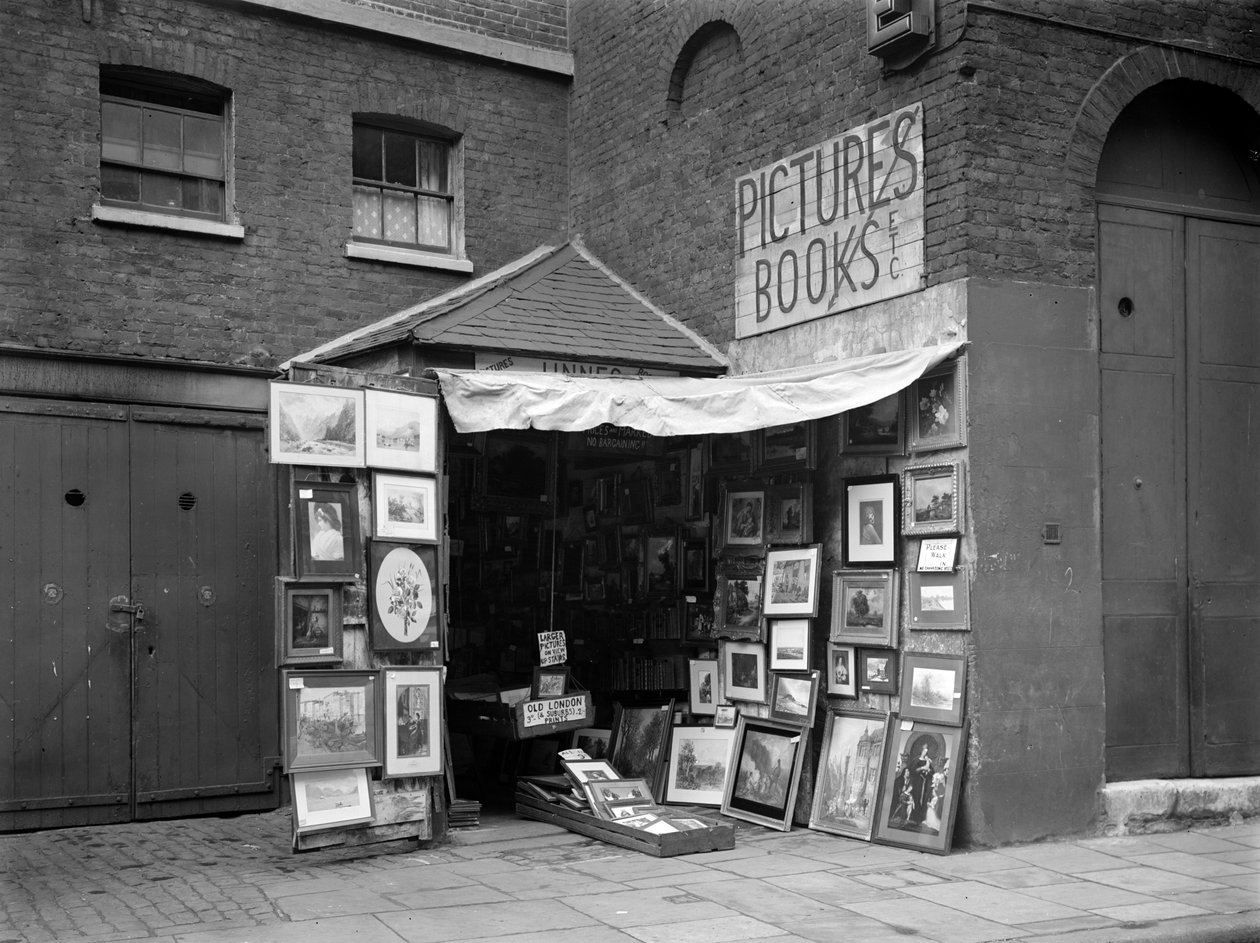 Inramade bilder som visas utanför en second hand bok- och bildaffär, London, 1933. av WA Clark