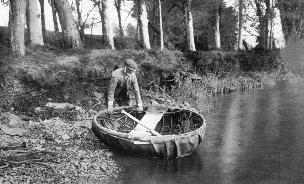 Lansering av ett korakel vid floden Boyne, County Meath, Irland, 1924-1926 av WA Green