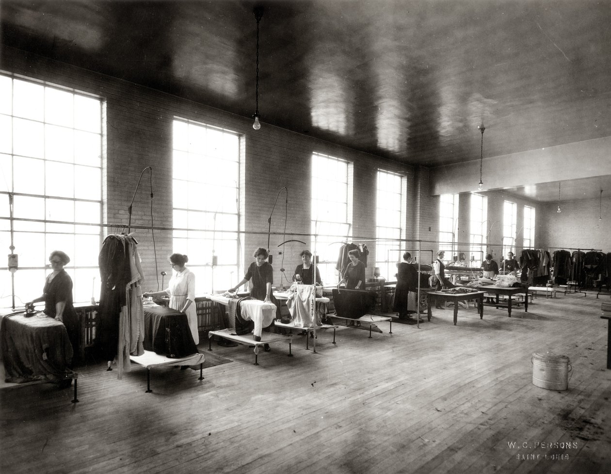 Women at work in the pressing department of Lungstras Dyeing and Cleaning Company av W.C. Persons