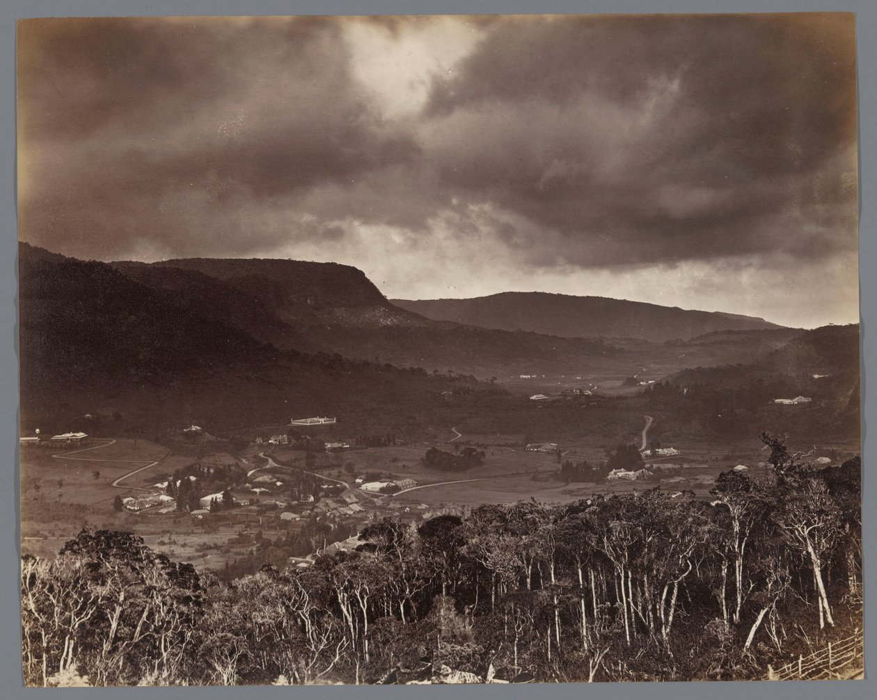 Vy över Nuwara Eliya sett från Oliphant Estate, Ceylon av W.L.H. Skeen and Co.