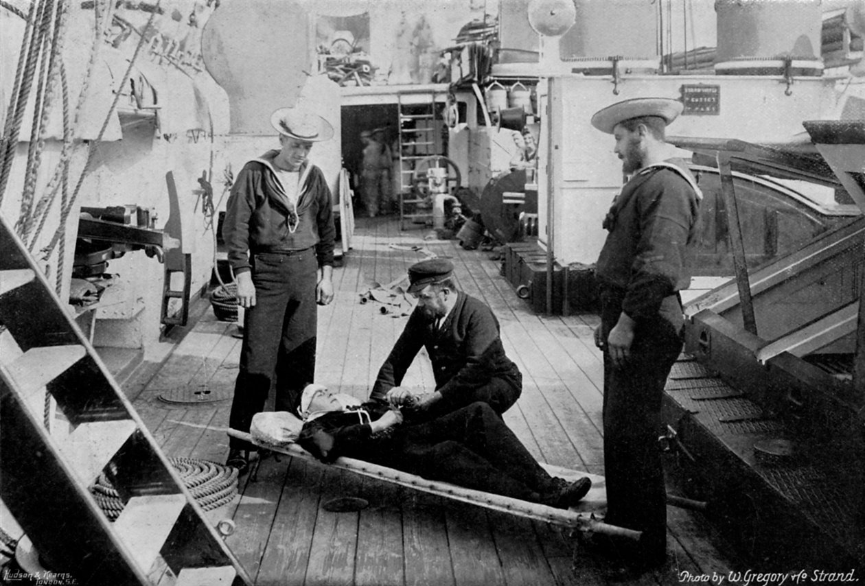 Ambulansövning ombord på kryssaren HMS Tartar, 1896. av W Gregory