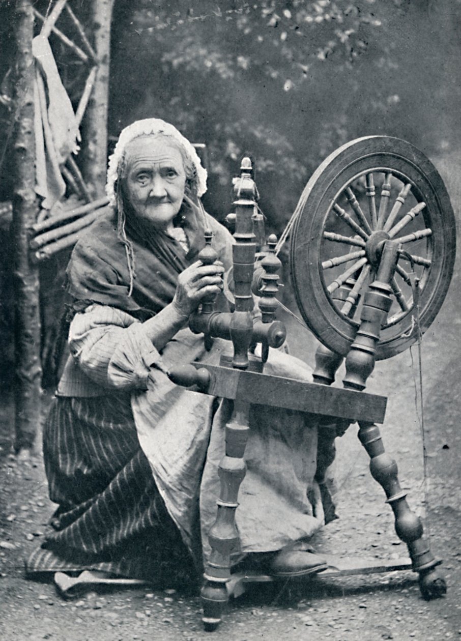 En gammal irländsk kvinna vid sitt spinnhjul, 1912 av W. Lawrence