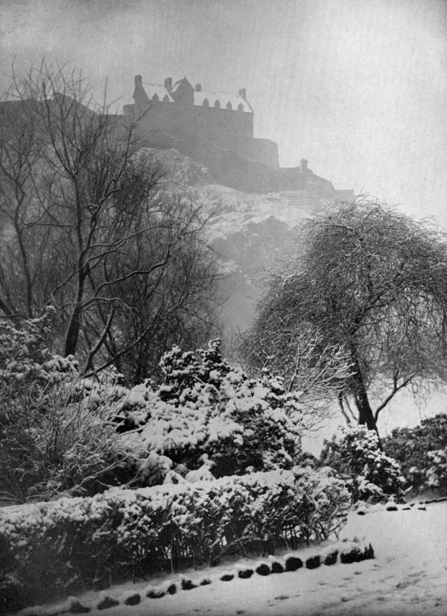 Edinburgh Castle i snön, från Princes Street Gardens, Skottland, 1924-1926. av W. Reid