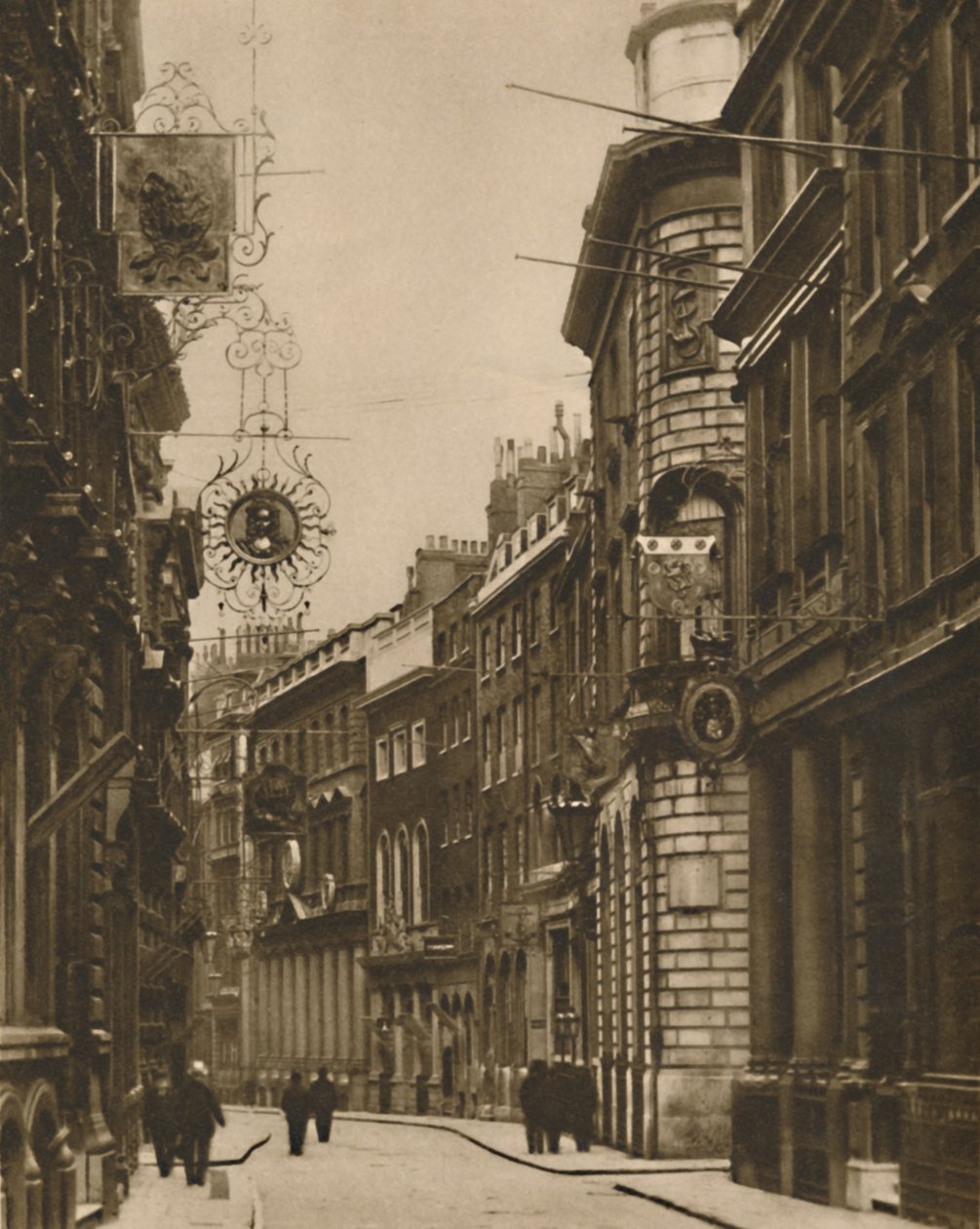 De gamla skyltarna har kommit tillbaka till Lombard Street, c1935. av W. Whiffin
