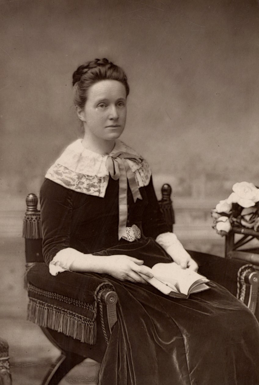 ""Millicent Fawcett (född Garrett - 1947-1929) engelsk feminist, i 50 år ledare för rörelsen för kvinnors rösträtt. Syster till den kvinnliga pionjärläkaren Elizabeth Garrett Anderson; fru till Henry Fawcett, den blinde radikala politikern (woodburytype av W. and D. (after) Downey