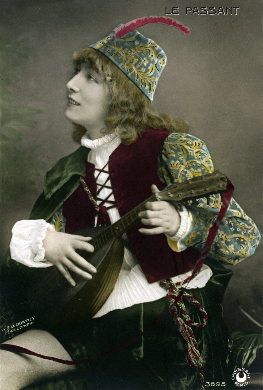 Henriette Rosine Bernard aka Sarah Bernhardt (1844-1923), i rollen som trubaduren Zanetto, spelar lut i François Coppées pjäs "Le passer". (Foto) av W. and D. Downey