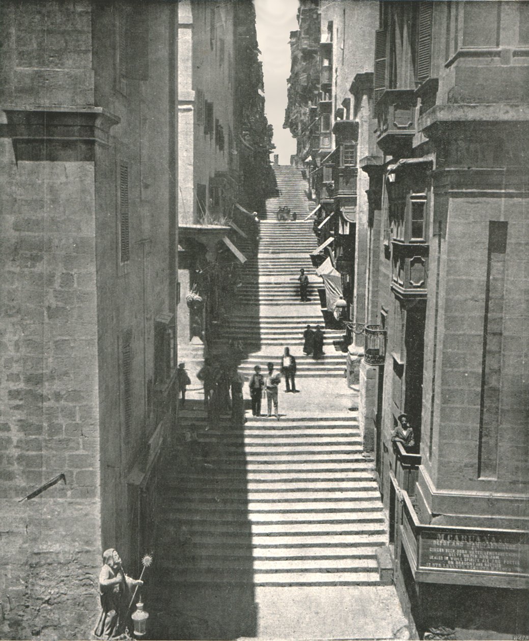 En brant gata i Valletta, Malta, 1895. av W and S Ltd