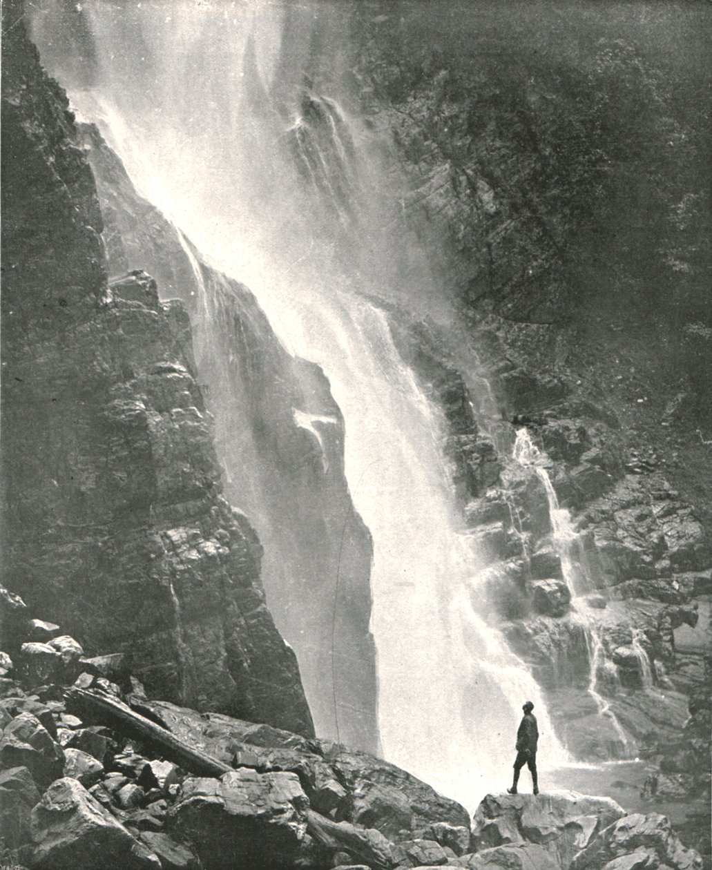Ett vattenfall i kulledistriktet, Dehra Dun, Indien, 1895. av W and S Ltd