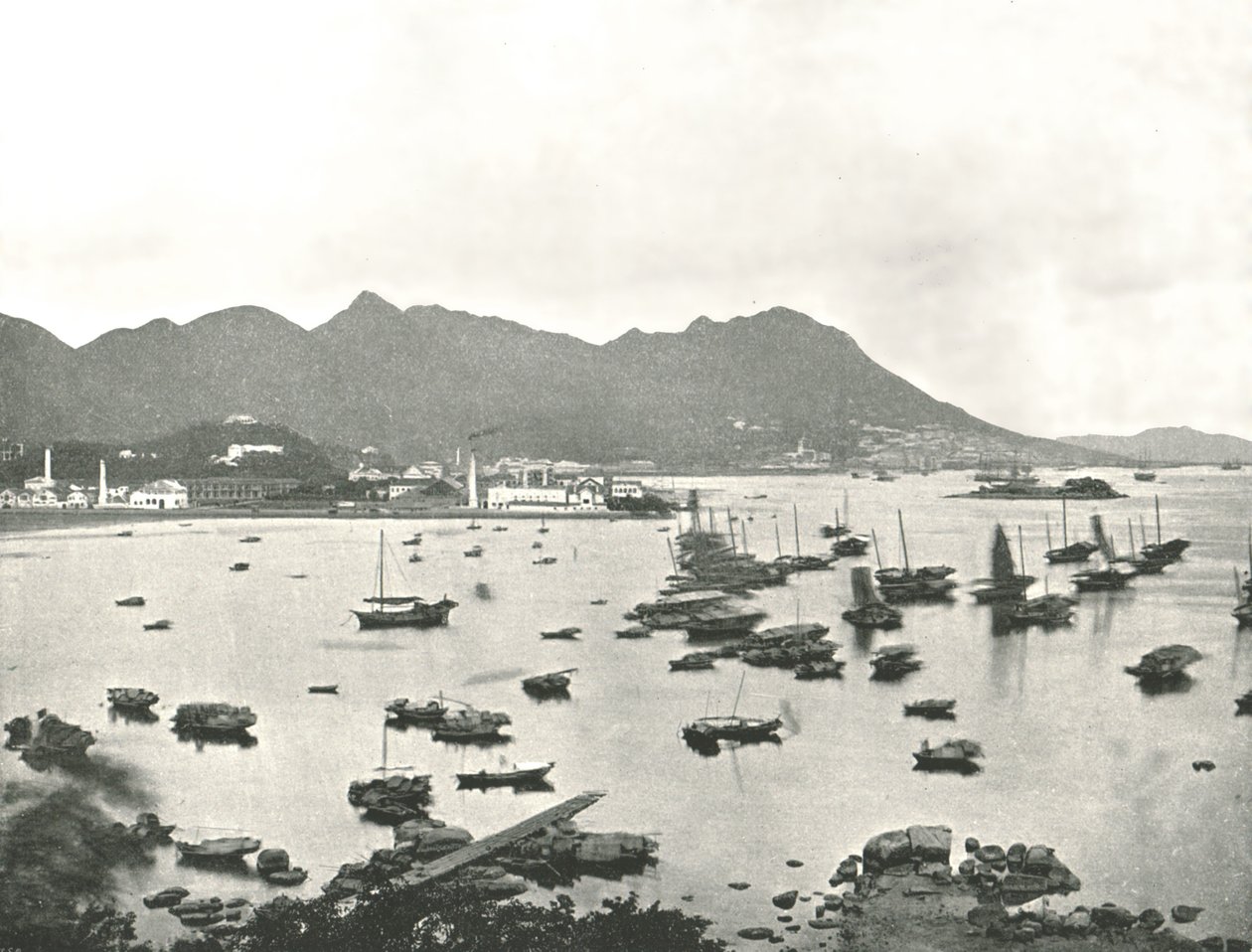 East Point som visar Victoria Hills, Hong Kong, 1895. av W and S Ltd