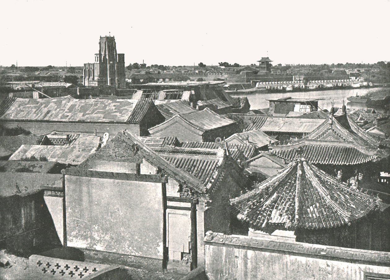 Allmän vy som visar ruinerna av katedralen, Tien-Tsin, Kina, 1895. av W and S Ltd