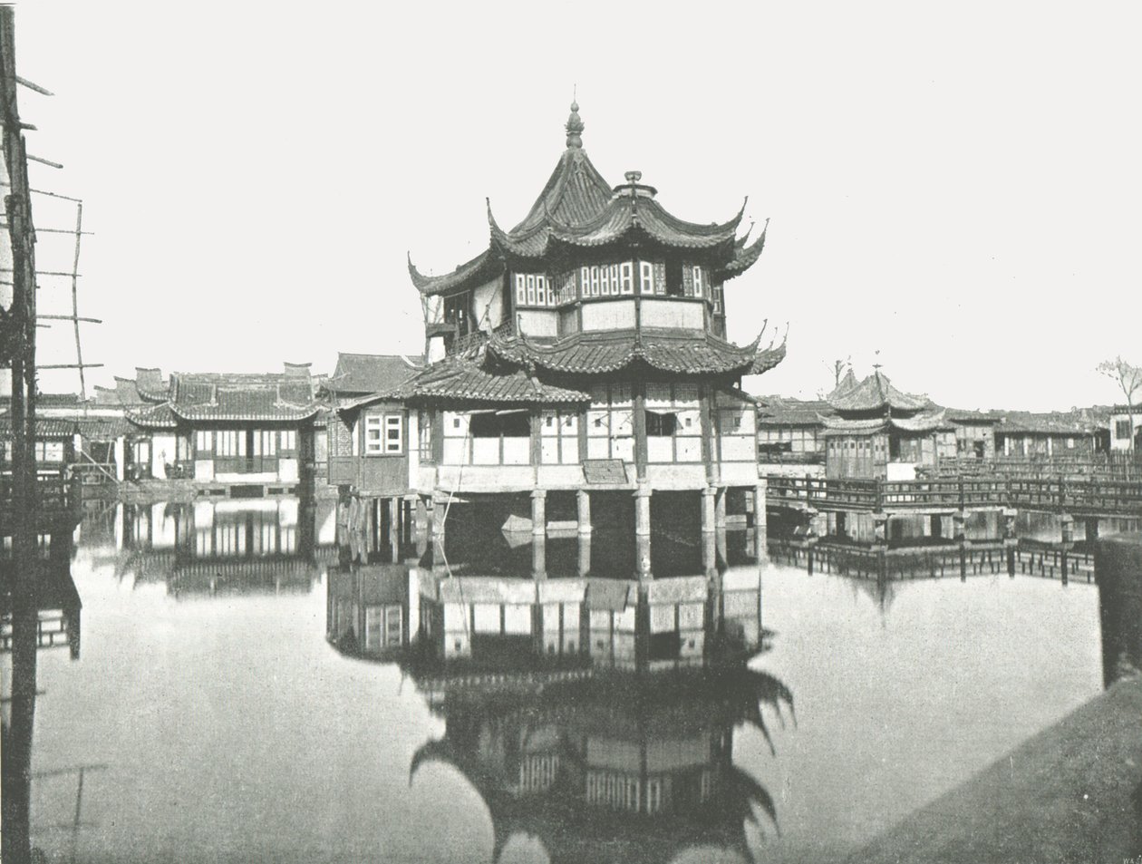 En av de offentliga teträdgårdarna, Shanghai, Kina, 1895. av W and S Ltd