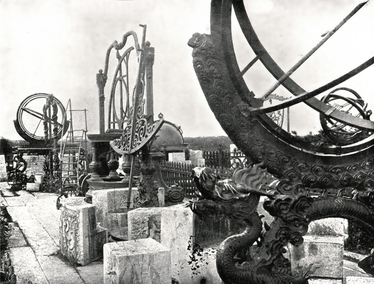 Några instrument på toppen av observatoriet, Pekin, Kina, 1895. av W and S Ltd