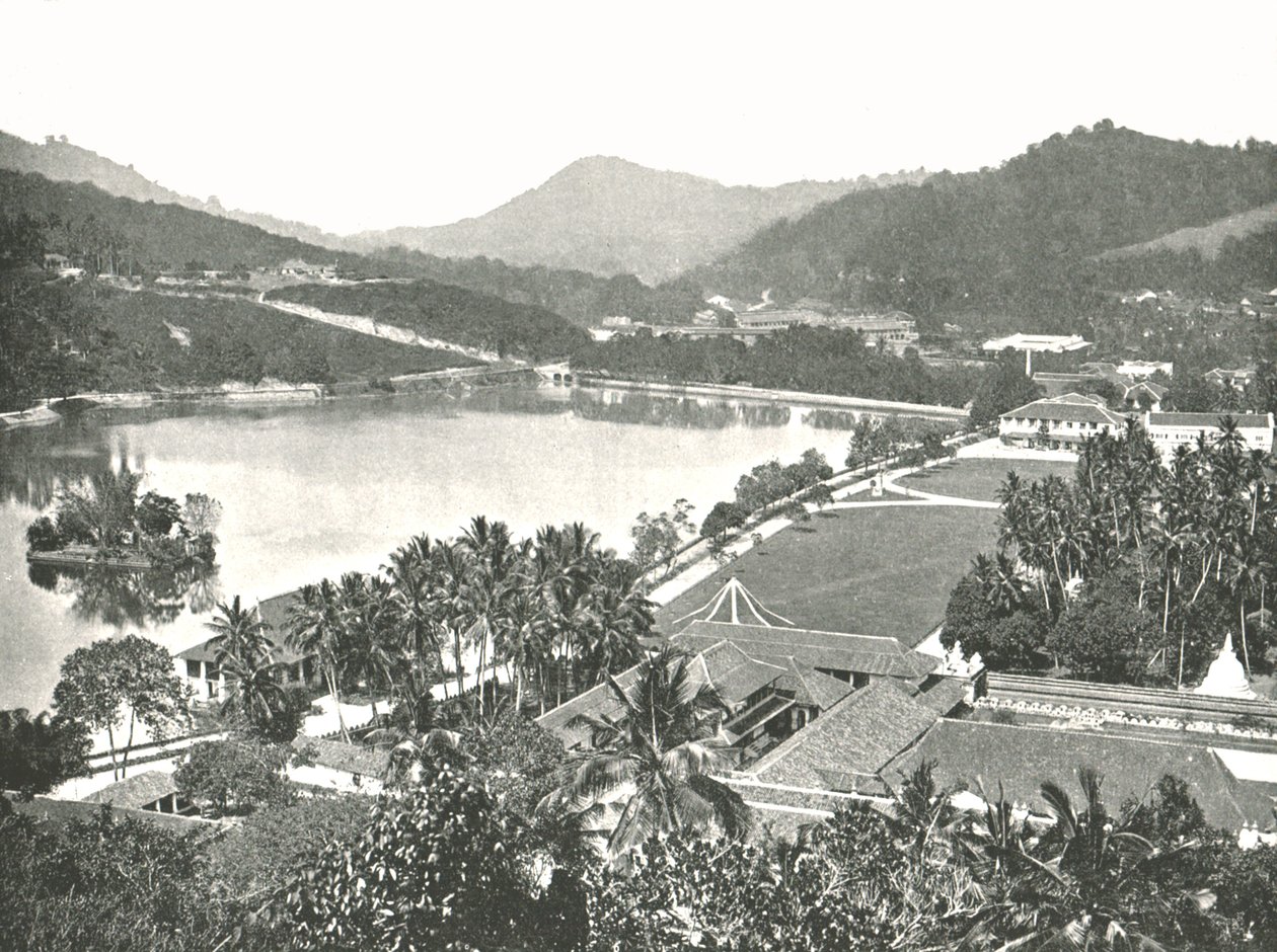 Utsikt från Lady Hortons Walk, Kandy, Ceylon, 1895. av W and S Ltd