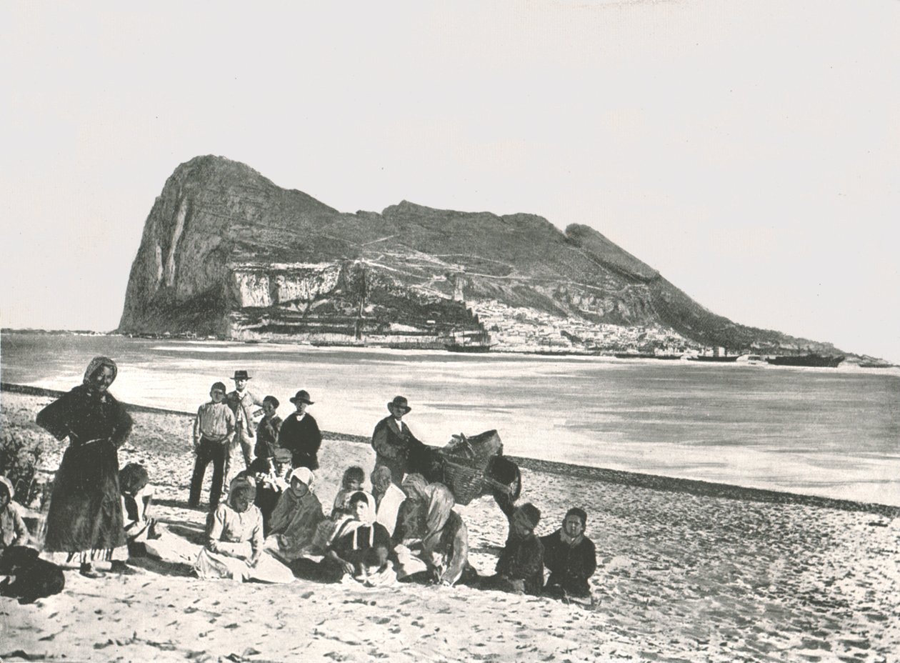 Utsikt över klippan från havet, Gibraltar, 1895. av W and S Ltd