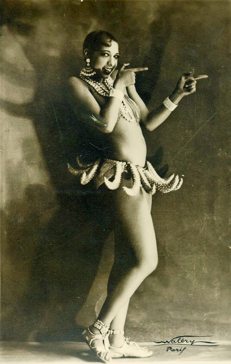 Josephine Baker bär sin berömda banandräkt ca 1927 (s/v-foto) av Walery