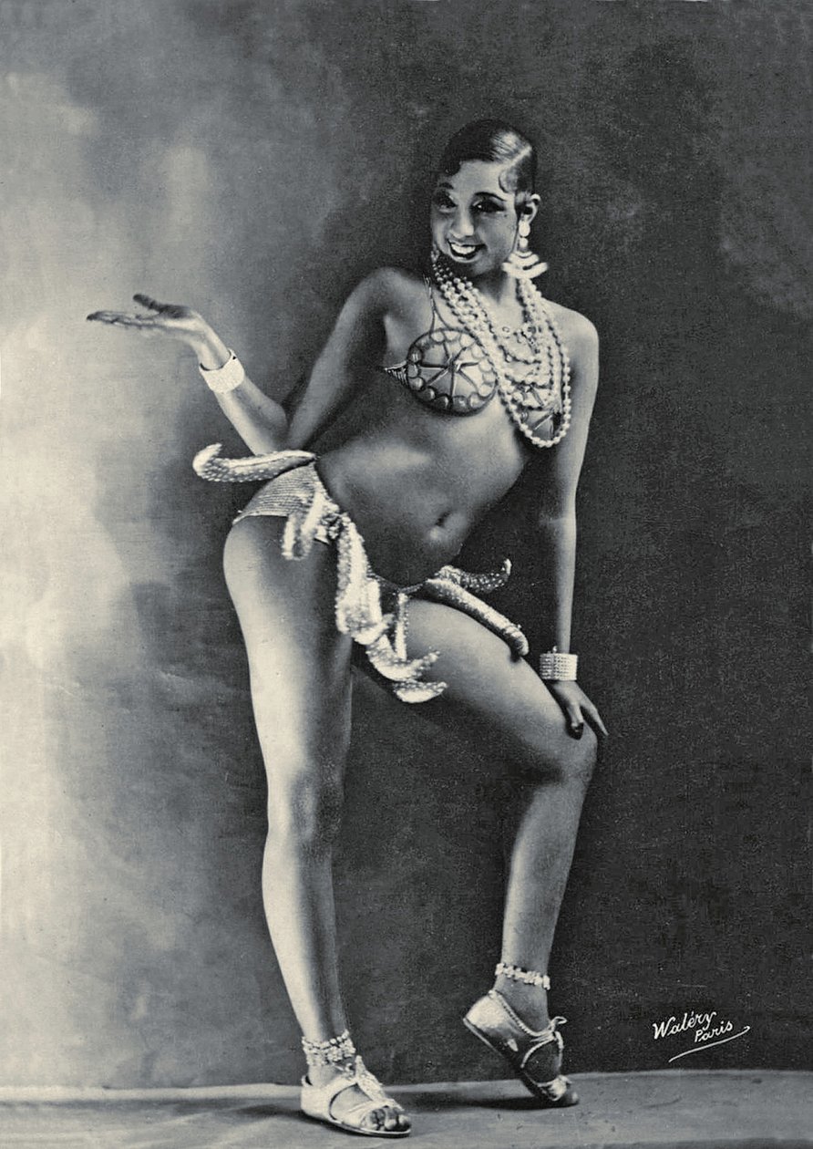 Josephine Baker bär sin berömda banandräkt ca 1927 (s/v-foto) av Walery